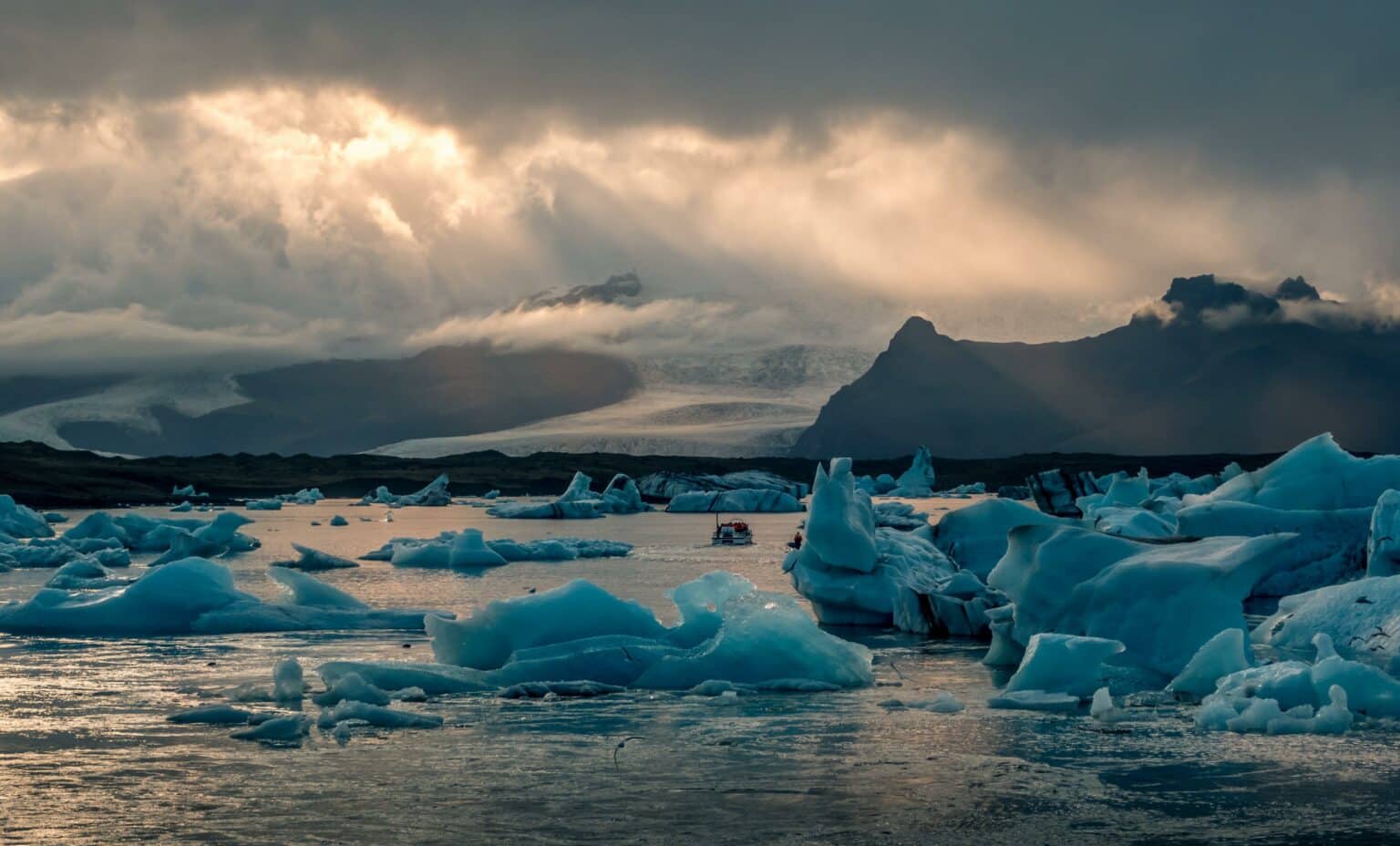 hermosa laguna glaciar jokulsarlon islandia rayos sol oscuro cielo nublado min 1536x928 1 1