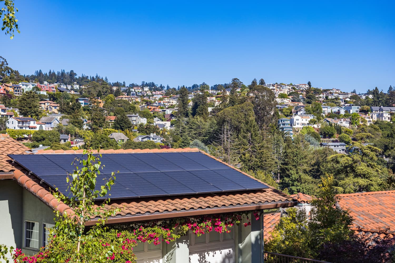 ¿Cuántos paneles solares se necesitan para dar energía a una casa?