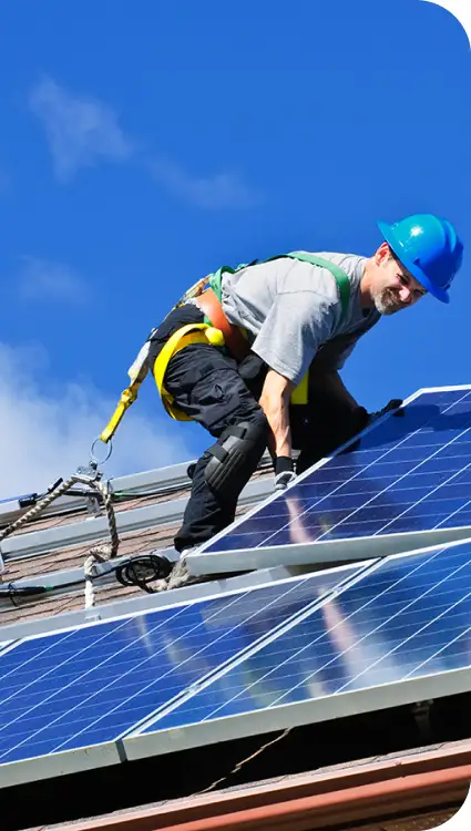 hombre instalando paneles solares