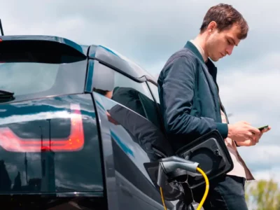 combinar coche electrico y cargador en casa con paneles